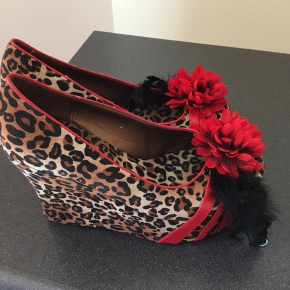 Bettie Page Edna Leopard Wedge Shoes 9 NWB - Picture 2 of 6